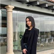 Graduada en Doble Grado de Educación Infantil y Primaria con mención en lengua extranjera (inglés) y música imparte clases de inglés, matemáticas y música especialmente